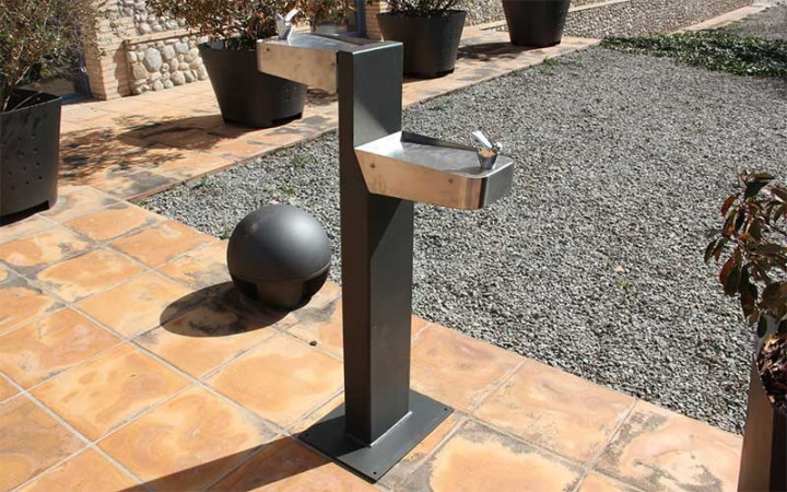 Fontaine publique double robinet conçue pour les collectivités et les parcs publics