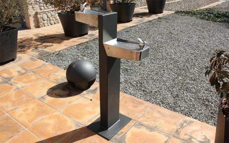 Fontaine publique double robinet conçue pour les collectivités et les parcs publics