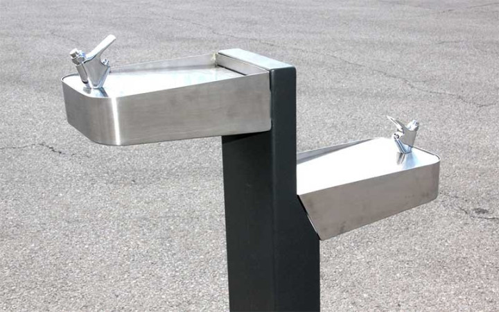 Fontaine à eau extérieure permettant à deux utilisateurs de s'hydrater simultanément