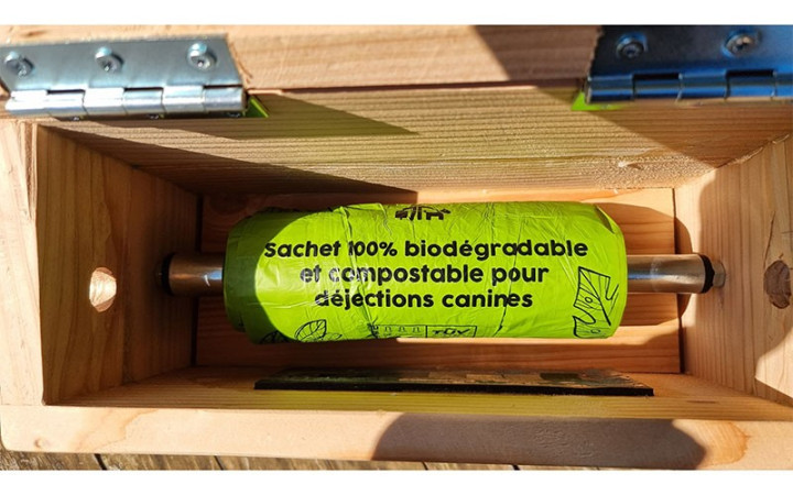 DISTRIBUTEUR MURAL CANIBOIS SAC EN ROULEAU
ÉQUIPEMENT DE PROPRETÉ CANINE EXTÉRIEUR EN BOIS