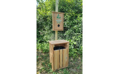 BORNE AVEC DISTRIBUTEUR CANIBOIS SAC EN LIASSE
PROPRETÉ HYGIÈNE CANINE EN BOIS POUR PARC ET JARDIN