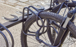 RANGE 3 VÉLOS ET 6 TROTTINETTES POUR COLLECTIVITÉS 
SOLUTION DE STATIONNEMENT POUR VÉLOS ET TROTTINETTES  POUR ESPACE EXTÉRIEUR