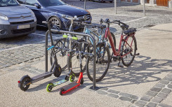 RANGE 3 VÉLOS ET 6 TROTTINETTES POUR COLLECTIVITÉS 
SOLUTION DE STATIONNEMENT POUR VÉLOS ET TROTTINETTES  POUR ESPACE EXTÉRIEUR
