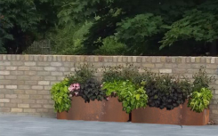 Jardinière séparateur droit effet corten pour terrasse, espace public