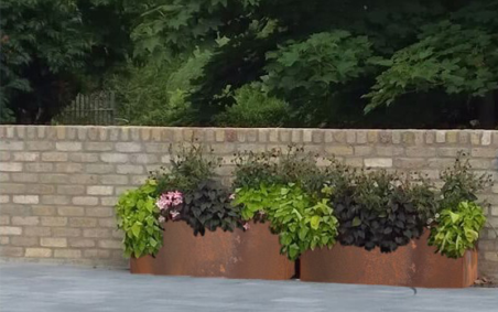 Jardinière séparateur droit effet corten pour terrasse, espace public
