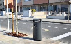CORBEILLE EN ACIER AVEC CENDRIER SILENE
POUBELLE PUBLIQUE AVEC CENDRIER MODERNE POUR PROPRETÉ URBAINE