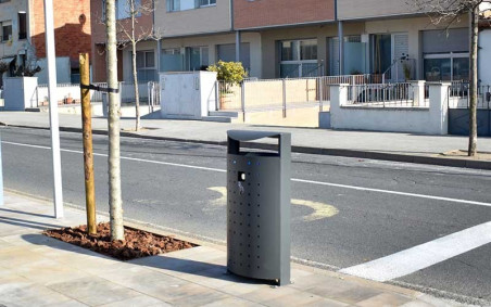 CORBEILLE EN ACIER AVEC CENDRIER SILENE
POUBELLE PUBLIQUE AVEC CENDRIER MODERNE POUR PROPRETÉ URBAINE