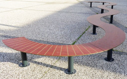 BANQUETTE MODULAIRE KAA ACIER ET COMPACT
BANQUETTE COURBE POUR COURS D’ÉCOLE ET ESPACE PUBLIC
MOBILIER URBAIN MODULAIRE