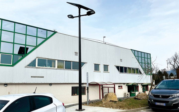 LAMPADAIRE SOLAIRE DUO 2 X 50 W
LUMINAIRE A LED EXTERIEUR ÉCLAIRAGE PUBLIC