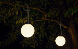 BOULE LUMINEUSE SUSPENDUE EXTÉRIEURE ET INTÉRIEUR FATBOY
LAMPE BOLLEKE DESIGN ET MODERNE JARDIN OU TERRASSE