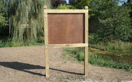 PANNEAU AFFICHE SIMPLE EN BOIS POTEAUX CARRÉS 
PLANIMÈTRE EN PIN CLASSE 4 POUR ESPACE VERT PUBLIC