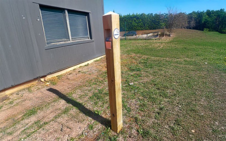 BORNE DE SÉCURITÉ CARRÉE EN BOIS ET CENDRIER URBAIN POUR ESPACE EXTÉRIEUR PRIVÉE OU PUBLIC