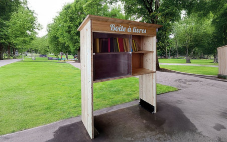 BOITE A LIVRES EN BOIS FRANÇAISE
CABANE A LIVRE AVEC GRAVURE ESPACE VERT PUBLIC COLLECTIVITÉ
BOITE A BOUQUIN EXTÉRIEURE
