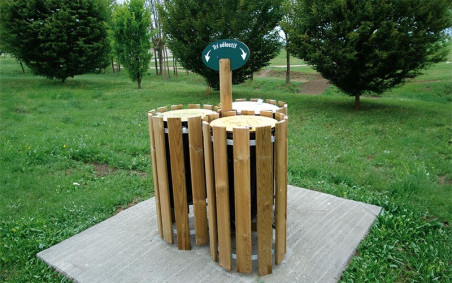 CORBEILLE RONDE BOIS TRI-SELECTIF 2 FLUX
POUBELLE TRI SELECTIF RECYCLAGE ESPACE PUBLIC