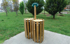 CORBEILLE RONDE BOIS TRI-SELECTIF 2 FLUX
POUBELLE TRI SELECTIF RECYCLAGE ESPACE PUBLIC