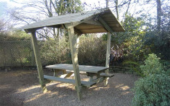 TABLE PIQUE NIQUE AVEC OMBRIÈRE PHENIX
TABLE EXTÉRIEUR AVEC OMBRIÈRE POUR ESPACE URBAIN COLLECTIVITÉ