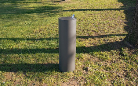 FONTAINE A EAU EN ACIER TUBUS MICROCUBO EXCLUSIVITÉ CELONA
FONTAINE RONDE DESIGN POUR ESPACE URBAIN