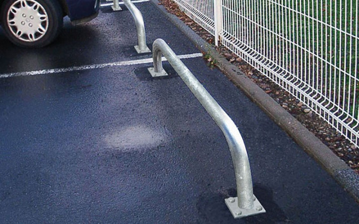 ARCEAUX DE BORDURE GALVA SUR PLATINES AMÉNAGEMENT URBAIN DE SÉCURITÉ 2000 MM