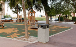 POUBELLE DE VILLE CARRÉE EN BÉTON CORMIER TRI SÉLECTIF EXTÉRIEURE
CORBEILLE URBAINE EN BLOC BÉTON ET COUVERCLE COULEUR EN ACIER