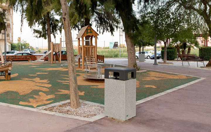 POUBELLE DE VILLE CARRÉE EN BÉTON CORMIER TRI SÉLECTIF EXTÉRIEURE
CORBEILLE URBAINE EN BLOC BÉTON ET COUVERCLE COULEUR EN ACIER