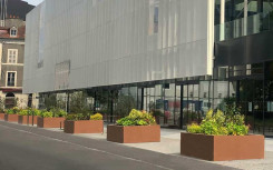 JARDINIÈRE GRANDE TAILLE GLORIA EN ACIER POUR ESPACE PUBLIC
POT DE FLEUR GÉANT MODERNE POUR FLEURISSEMENT URBAIN