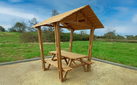 TABLE DE PIQUE NIQUE OMBRIERE LOTUS EN BOIS
TABLE MODERNE EXTÉRIEUR EN PIN AVEC TOIT POUR ESPACE VERT PUBLIC