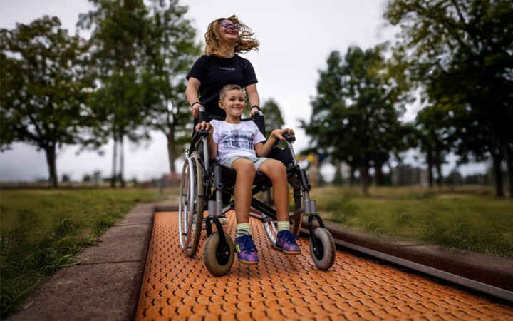 TRAMPOLINE EXTERIEUR PMR ENTERRE 2000 MM
JEU INCLUSIF POUR AIRE DE JEUX PUBLIQUE