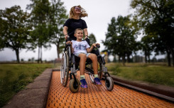 TRAMPOLINE PMR INCLUSIF POUR FAUTEUIL ROULANT
TRAMPOLINE ENTERRÉ EXTERIEUR
JEU ENFANT POUR AIRE DE JEUX