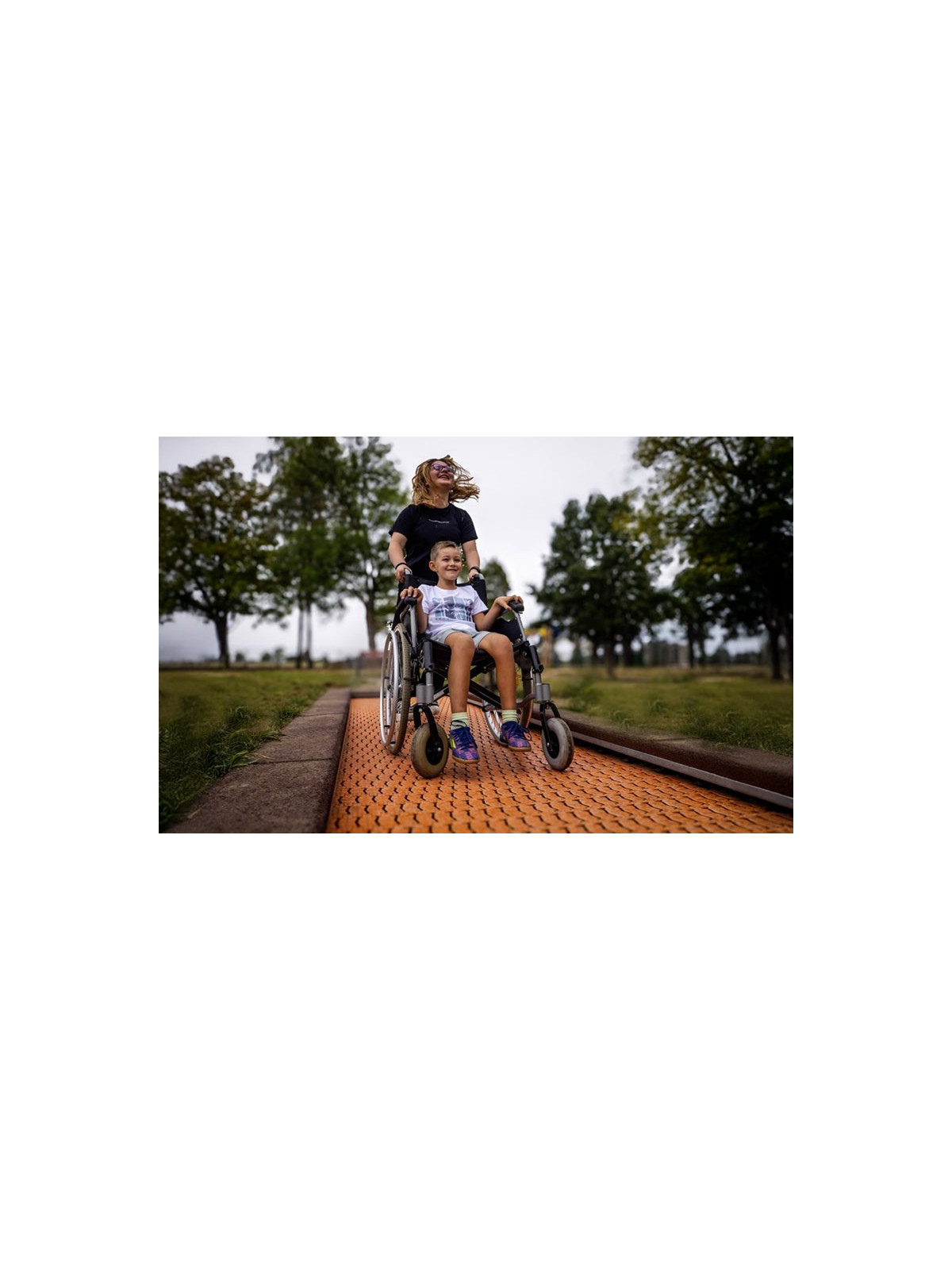 TRAMPOLINE PMR INCLUSIF POUR FAUTEUIL ROULANT
TRAMPOLINE ENTERRÉ EXTERIEUR
JEU ENFANT POUR AIRE DE JEUX