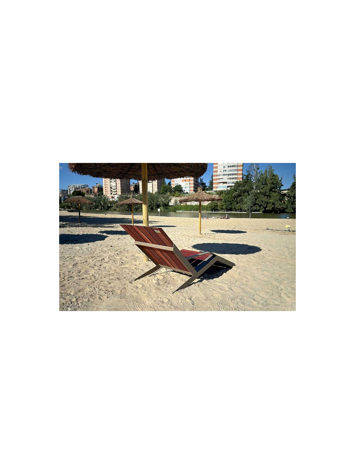 CHAISE LONGUE DESIGN DORADO
TRANSAT URBAIN EN BOIS ET ACIER
BAIN DE SOLEIL EXTÉRIEUR POUR ESPACE PUBLIC
