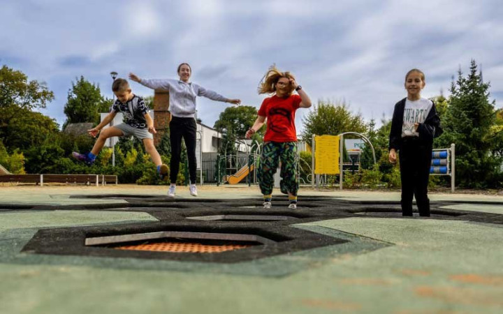 TRAMPOLINE ENTERRE HEXAGONALE JEUX EXTÉRIEUR AIRE DE JEUX
TRAMPOLINE POUR ENFANT POUR COLLECTIVITÉ