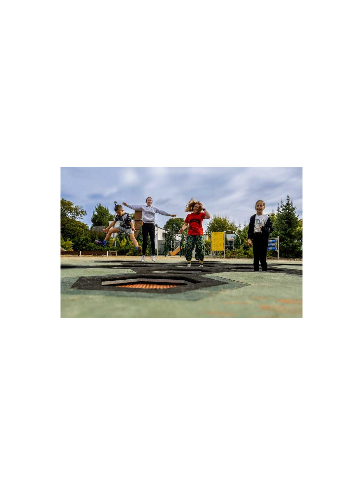 TRAMPOLINE ENTERRE HEXAGONALE JEUX EXTÉRIEUR AIRE DE JEUX
TRAMPOLINE POUR ENFANT POUR COLLECTIVITÉ