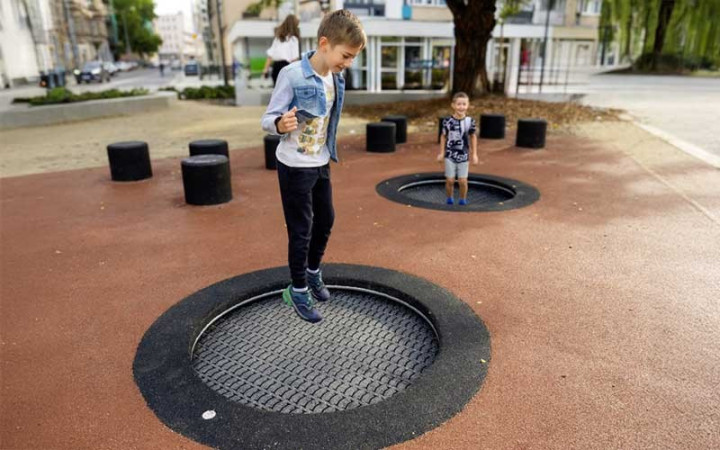 ENSEMBLE TRAMPOLINE ENTERRÉ ROND POUR ENFANT 3 MODULES
TRAMPOLINE ROND ENTERRÉ AU SOL POUR AIRE DE JEUX ESPACE PUBLIC
