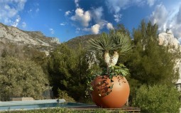 JARDINIERE MODERNE EN POLYETHYLENE POUR ESPACES PUBLICS. POTS DE FLEURS LEGER ET ROBUSTE POUR JARDIN URBAIN.