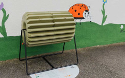 COMPOSTEUR ROTATIF RICCIO
COMPOSTEUR EN PLASTIQUE POUR JARDIN COLLECTIF
COMPOSTEUR POLYÉTHYLÈNE POUR ÉCOLE