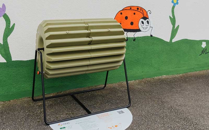 COMPOSTEUR ROTATIF RICCIO
COMPOSTEUR EN PLASTIQUE POUR JARDIN COLLECTIF
COMPOSTEUR POLYÉTHYLÈNE POUR ÉCOLE