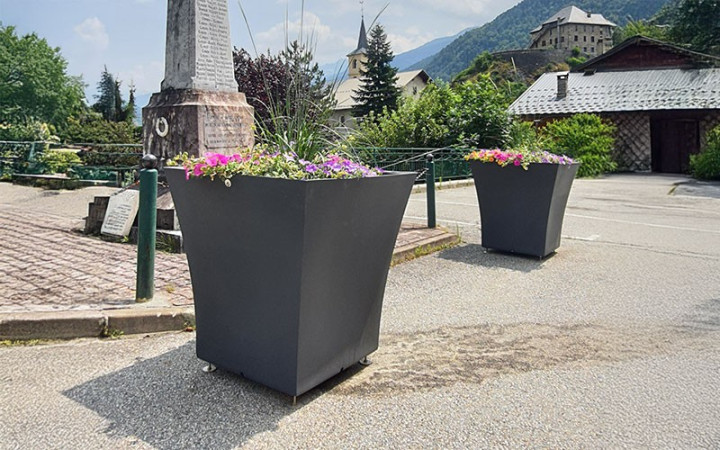 POT EXTERIEUR VOGUE CARRE MODERNE 
JARDINIÈRE CARRÉ DESIGN EN POLYÉTHYLÈNE PROFESSIONNEL ET COLLECTIVITÉ