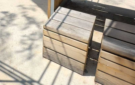 TABOURET EN ACIER BRUT ET BOIS PICTECO MOBILIER URBAIN 
ASSISE SIMPLE POUR ACCOMPAGNER TABLE DE PIQUE NIQUE ET BANC