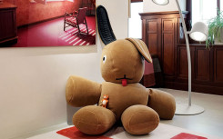 PELUCHE LAPIN GÉANTE DÉCORATIVE POUR ENFANT
POUF DESIGN ET MODERNE POUR INTÉRIEUR