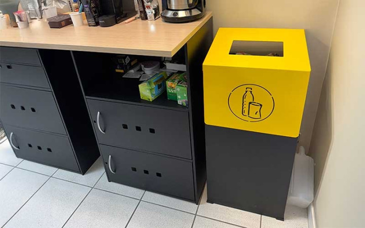 CORBEILLE 85L DESIGN DE TRI POUR ENTREPRISE ET PROFESSIONNEL
POUBELLE INTÉRIEURE DESIGN GEORGES SALLE DE RESTAURATION