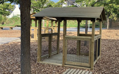 CABANE EN BOIS SPÉCIAL ENFANT POUR COURS ÉCOLE ET AIRE DE JEUX
