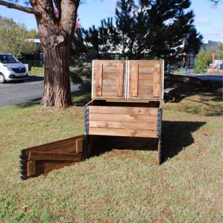 COMPOSTEUR BOIS CARRE GRAND VOLUME ESPACE EXTERIEUR
COMPOSTEUR ÉCOLOGIQUE 810 ET 1060 L POUR ENTREPRISE, PAYSAGISTE OU MAIRIE