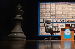 Pion géant échec roi en caoutchouc recyclé – Neusus Urban