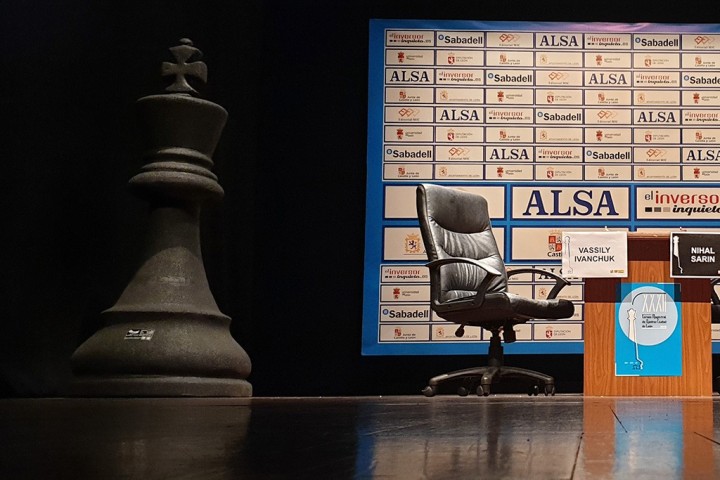 Pion géant échec roi en caoutchouc recyclé – Neusus Urban