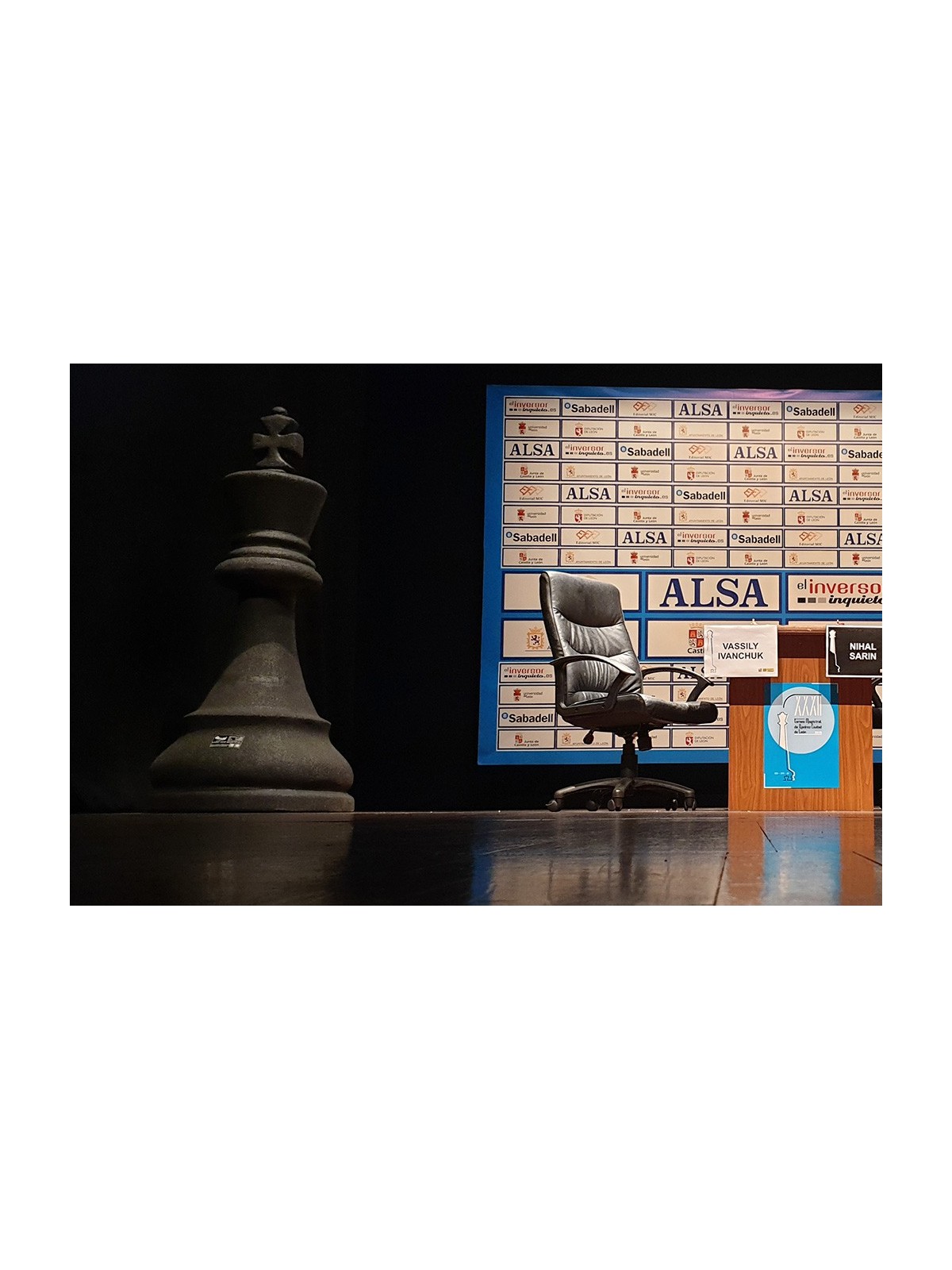 Pion géant échec roi en caoutchouc recyclé – Neusus Urban