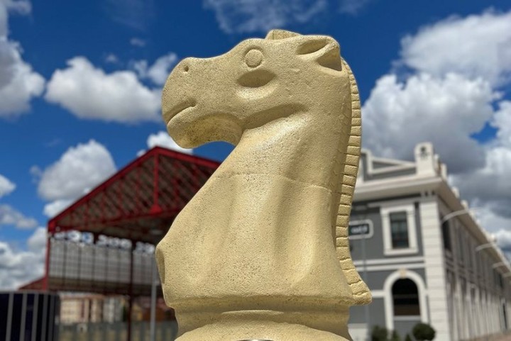 Cavalier géant – élément urbain grand format | Neusus Urban