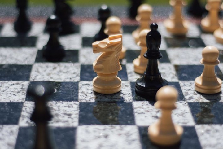 Ensemble banc et table d’échecs  – Neusus Urban