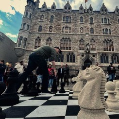 Jeu d’échecs urbain géant – Neusus Urban