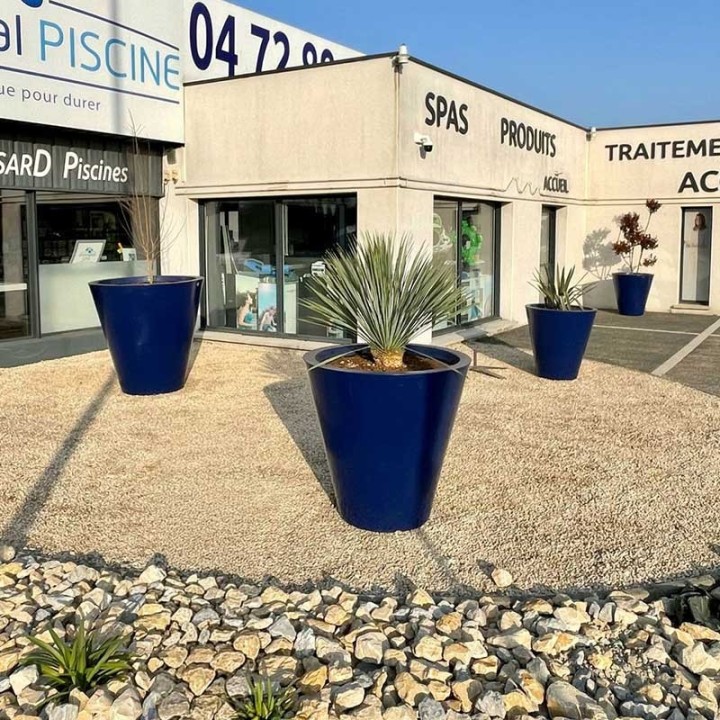 POT VASE LILOU EN POLYÉTHYLÈNE POUR ESPACE PUBLIC
JARDINIÈRE URBAINE POUR COLLECTIVITÉ ET PROFESSIONNEL