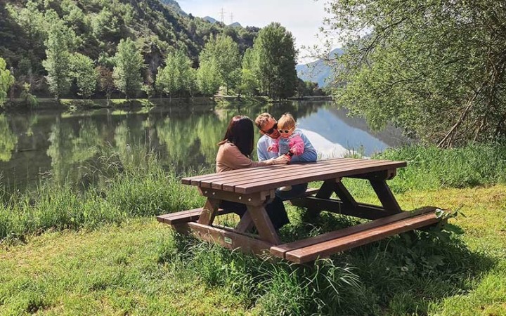 TABLE DE PIQUE NIQUE ÉCOLOGIQUE EN PLASTIQUE RECYCLE
TABLE URBAINE POUR ESPACE PUBLIC EXTERIEUR DE COLLECTIVITÉ